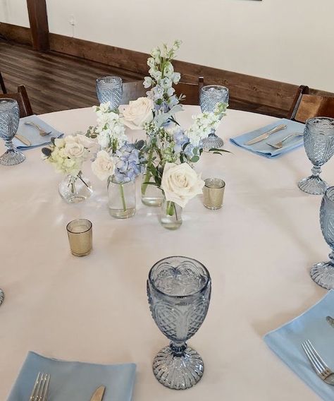 Diy Dusty Blue Centerpieces, Dusty Blue Simple Centerpieces, Blue And White Vase Centerpiece Wedding, Simple Bud Vase Centerpiece Flower Arrangements, Simple Blue Centerpiece Wedding, Blue White Table Centerpieces, Blue Simple Centerpieces, White And Light Blue Table Setting, Dusty Blue Bud Vases