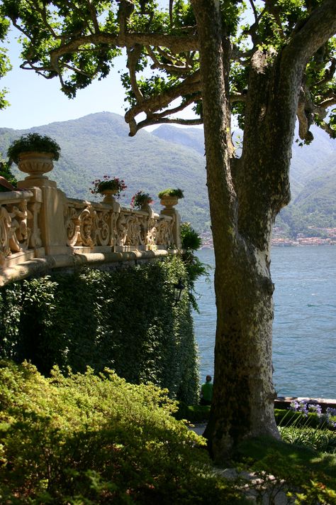 Villa del Balbianello - Lago di Como, Italia. This is where they filmed the wedding scene between Padme and Anakin in Star Wars. Yep, I went there because of that!! Padme Wedding, Padme And Anakin, Villa Del Balbianello, Star Wars Anakin, Star Wars Wedding, Wedding Spot, Wedding Scene, Dream Wedding Ideas Dresses, Travel Channel