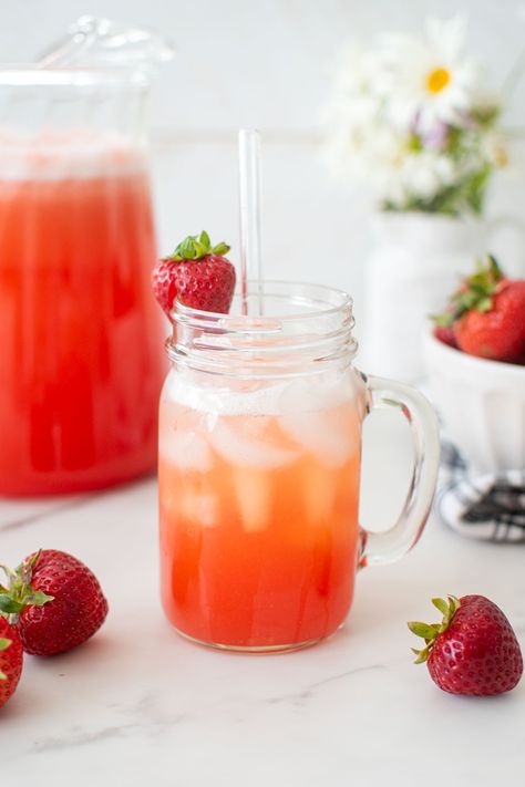 Beat the summer heat with Strawberry Limeade. This easy recipe combines fresh strawberries and lime for a refreshing and tasty drink! Lemon Popsicles, Limeade Drinks, Strawberry Limeade, Lime Chicken Tacos, Digital Food Scale, Strawberry Drinks, Colorful Desserts, Brunch Drinks, Refreshing Summer Drinks