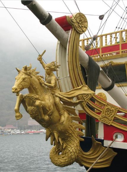 Golden Seahorse - pirate ships on the crater lake in Hakone. Heads Drawing, Ship Figurehead, Navi A Vela, Horse Heads, Old Sailing Ships, Pirate Art, Sailing Vessel, Hakone, Wooden Ship