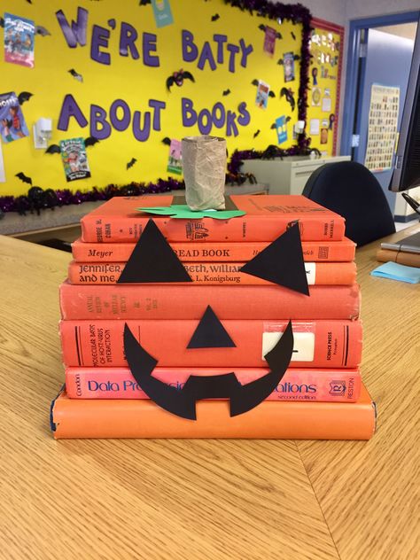 Autumn Library Displays, Halloween Library Displays, Diy Halloween Candy Jar, Crafts Halloween Diy, Literary Pumpkins, Fall Library, Fall Festival Activities, Library Halloween, Diy Halloween Candy