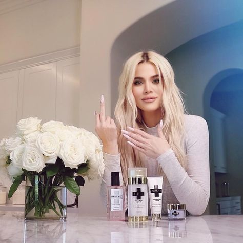 Khloé (@khloekardashian) • Instagram photos and videos Khloe Kardashian Nails, Kardashian Nails, Estilo Khloe Kardashian, Khloe Kardashian Hair, Khloe Kardashian Style, Khloe Kardashian Photos, Gugu Mbatha Raw, Khloe K, Estilo Kardashian