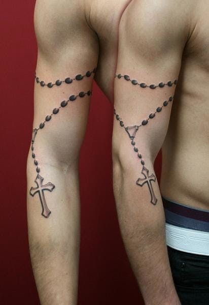 Rosary Tattoos, Rosary Bead Tattoo, Catholic Tattoos, Tato Salib, Rosary Tattoo, Chain Tattoo, Tatuagem Masculina Pequena, Bible Verse Tattoos, Verse Tattoos