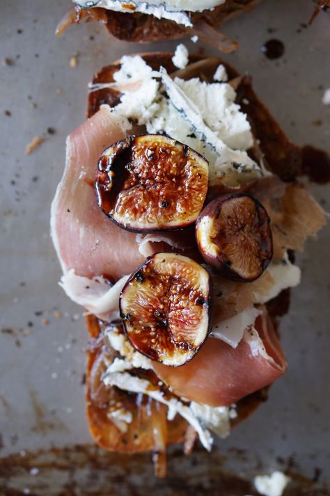 Grilled fig tartine Toast Toppings, Toasted Bread, Think Food, Beautiful Food, Appetizer Snacks, Cake Pops, Food Inspiration, Food Art, Pesto