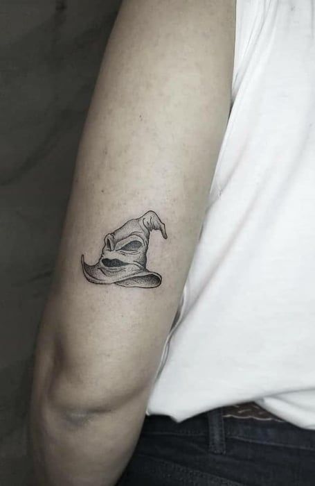 70 Harry Potter Tattoos Design Ideas & Meaning Harry Potter Tattoos Sorting Hat, Harry Potter Sorting Hat Tattoo, Unique Harry Potter Tattoo, Sorting Hat Tattoo, Harry Potter Line Art, Line Art Tattoo Ideas, Harry Potter Tattoos Ideas, Harry Potter Tattoos Minimalist, Kai Tattoo