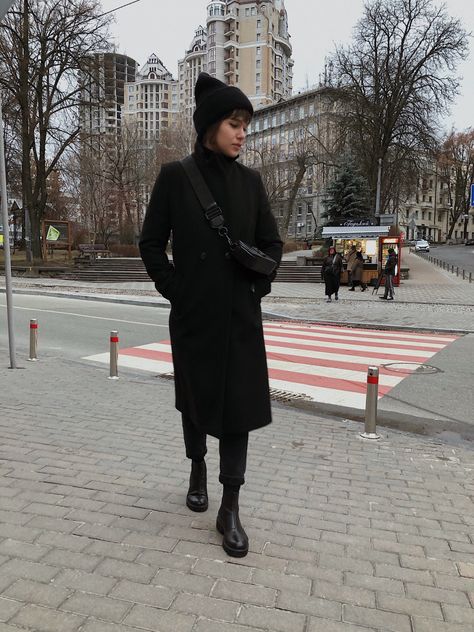 Girl in black coat, black trousers, Chelsea boots, beanie, and Marc Jacobs bag Marc Jacobs Snapshot Bag All Black Outfit, Marc Jacobs Snapshot Bag Outfit, Total Black Outfit, Marc Jacobs Snapshot Bag, Snapshot Bag, Total Black, Aesthetic Aesthetic, All Black Outfit, Black Outfit