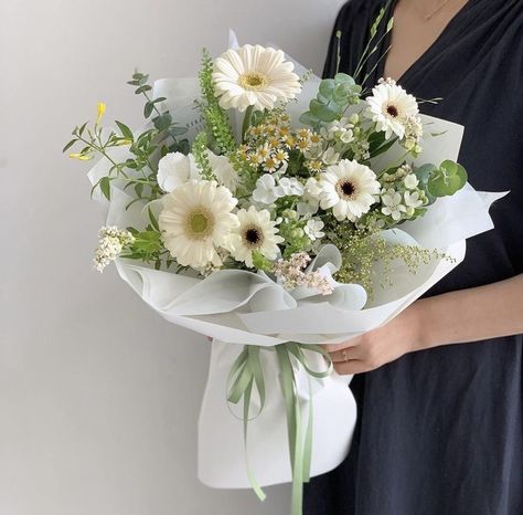 Simple Boho Flower Bouquet, White Gerbera Bouquet, Gerbera Bouquet Aesthetic, Bouquet Of Gerberas, White Green Flower Bouquet, Graduation Bouquets Ideas, Prom Bouquet Ideas White, Artificial Flowers Bouquet, White Bouquet Aesthetic