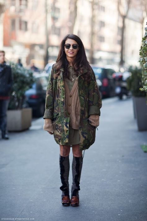 favorite fall trend: CAMO. try an oversized jacket with a feminine dress or skirt! Oversize Outfit, Vanessa Jackman, Milan Fashion Week Street Style, Milan Street Style, Stockholm Street Style, Camouflage Jacket, Camo Fashion, Cardigan Beige, Army Fashion