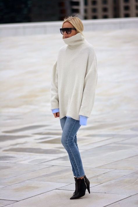 TIME FOR A TURTLENECK (via Bloglovin.com ) Ladies Winter Outfits, Turtleneck Sweater Outfits, How To Wear Turtleneck, Cream Turtleneck Sweater, Fashion Gone Rouge, Chunky Turtleneck Sweater, Cream Turtleneck, Stockholm Street Style, Oversized Turtleneck