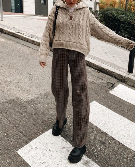 Checked Trousers Outfit Casual, Checkered Trousers Outfits, Brown Plaid Pants Outfit, Checked Trousers Outfit, Plaid Trousers Outfit, Patterned Pants Outfit, Trousers Outfit Casual, Plaid Pants Outfit, Crewneck Outfit