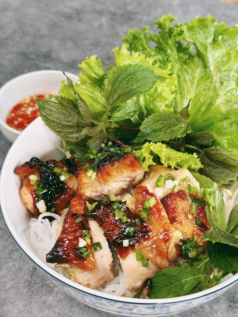 Vietnamese Lemongrass Chicken, Paleo Chicken Dinner, Chicken Vermicelli, Vietnamese Recipe, Lemongrass Chicken, Rice Noodle Salad, Ground Beef Rice, Rice Vermicelli, Pork Buns