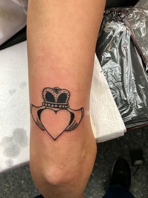 Cladaggah Tattoo, Ireland Tattoo Ideas, Heart Outline Tattoo, Claddagh Tattoo, Ireland Tattoo, Shamrock Tattoos, Tattoo Concepts, Outline Tattoo, Couple Tattoo