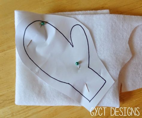 DIY Keepsake Mitten Ornaments Tutorial at GYCT Mitten Garland, Mittens Template, Christmas Sewing Patterns, Garland Tutorial, Tree Tutorial, Felt Ornaments Patterns, Mitten Ornaments, Tutorial Sewing, Felt Tree