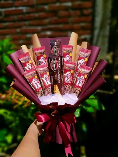 Buket Snack Aesthetic, Bouquet Diy Gift, Snack Bucket, Bucket Gifts, Teenage Bucket List, Bucket Ideas, Haha Photos, Diy Bouquet, Boyfriend Birthday