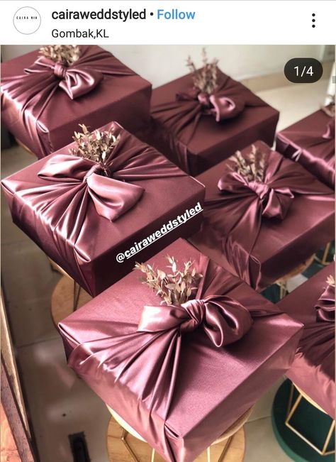 Hidden Dulang Hantaran, Hidden Hantaran Kain Batik, Wedding Doorgift Ideas Malay, Seserahan Malaysia, Hidden Hantaran Ideas Tutorial, Hidden Box Hantaran, Seserahan Hantaran Wedding, Wedding Gift Wrapping Ideas Creative, Wedding Hampers For Guests