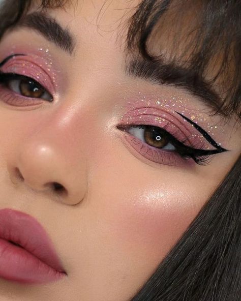 Skinmalist, el maquillaje que realza tu belleza natural Pink Makeup, A Woman, Lashes, Glitter, Makeup, Pink, Gold, Instagram, Make Up