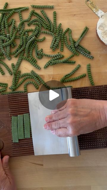 Gnocchi Board, Pastry Dough Recipe, Louis Prima, Beautiful Shapes, Pasta Fatta In Casa, Pasta Sauces, Spinach Pasta, Pasta Fresca, Pasta Noodles