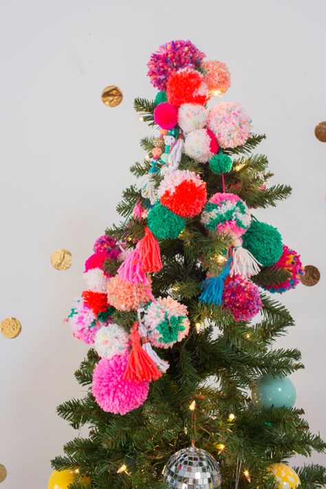 a pom pom tree topper Winter Karten, Pom Pom Tree, Christmas Tree Trimming, Retro Christmas Decorations, Bohemian Christmas, Oh Joy, Cool Christmas Trees, Colorful Christmas, Colorful Christmas Tree