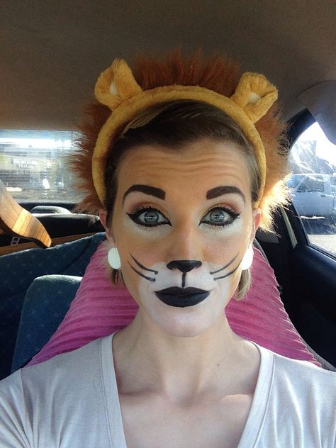 Simba Halloween Makeup Simba Makeup Lion King, Simba Face Paint, Simba Costume Diy, Wizard Of Oz Makeup Ideas, Simba Makeup, Wizard Of Oz Makeup, Lion Face Paint, Lion Makeup, Lion King Costume