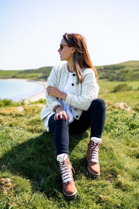 5 (EASY) SCOTLAND Outfit Ideas + Helpful Scotland Packing List Dublin Fall Fashion, Hiking Outfit Scotland, What To Wear To Scotland, Hiking In Scotland Outfit, Fall In Scotland Outfits, Scotland Fall Packing List, Irish Pub Outfit, Uk Trip Outfit, Edinburgh Fall Outfit