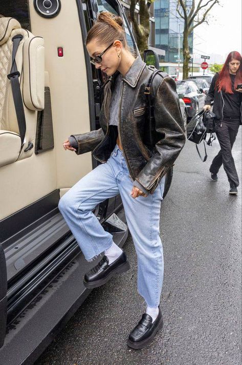 Hailey Bieber Blazer, Oversized Jacket Outfit, Leather Jacket Outfit Ideas, Brown Leather Jacket Outfit, Doctor Martens, Jacket Outfit Ideas, Leather Jacket Outfit, Outfit Looks, Leather Jacket Outfits