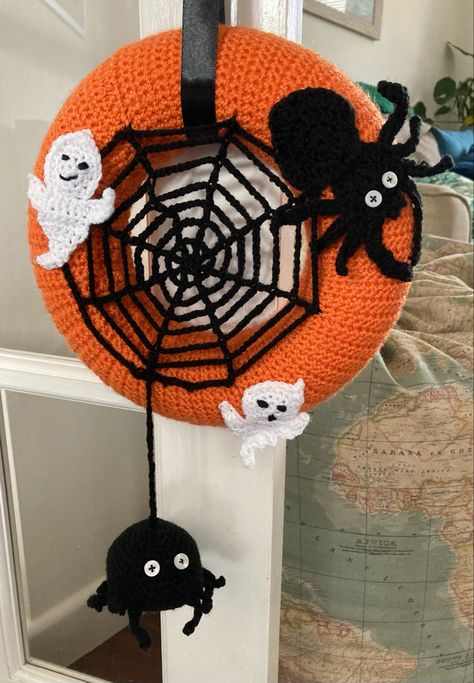 Halloween Teapot, Halloween Door Wreath, Halloween Oreos, Creative Halloween Decorations, Halloween Door Wreaths, Filet Crochet Charts, Crochet Halloween, Halloween Wreaths, Halloween Crochet Patterns