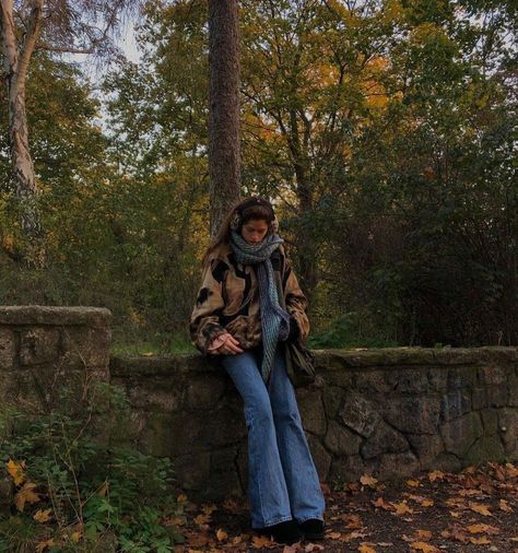 autumn aesthetic pictures Autumn Aesthetic Clothes Vintage, Autumn Girl Aesthetic, Downtown Girl Autumn, Romanticizing Fall, Thanksgiving Outfit Ideas, Leaves Falling, Fall Inspo, Downtown Girl, Fall Fits