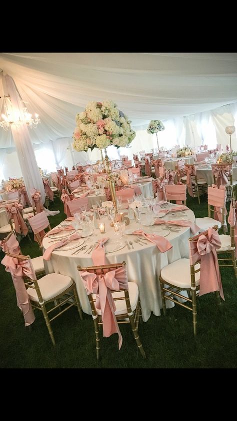 Blush Quince Decorations, Pink Gift Table Ideas, Pink Sweet 16 Tables, All Pink Quinceanera, Blush 15 Decorations, Pink White Quinceanera, Princess 15 Theme, Quinceanera Flower Decorations, Quince Decorations Champagne Pink