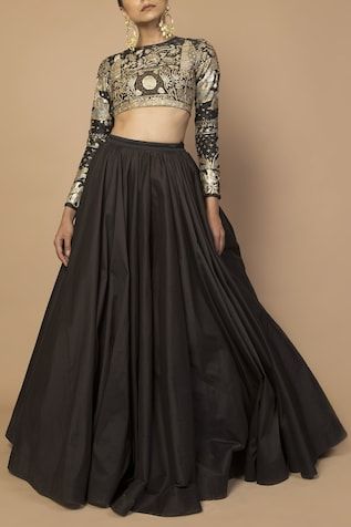 Flared Maxi Skirt Plain Blouse Designs, Lengha Blouse Designs, Black Skirt Outfits, Flare Maxi Skirt, Black Lehenga, Indian Outfits Lehenga, Lehenga Blouse Designs, Choli Designs, Party Wear Indian Dresses