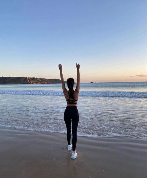 Beach Gym Aesthetic, Beach Workout Aesthetic, Frases Gym, Lifestyle Photography Women, Beach Summer Aesthetic, Fashion Blogger Poses, Activewear Inspiration, Beach Workout, Vision 2025