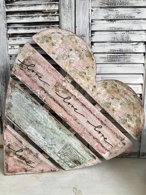 Valentine Wood Crafts, Pink Shabby Chic, Diy Valentines Decorations, Shabby Chic Dresser, Pallet Crafts, Shabby Chic Diy, Wood Hearts, Heart Crafts, Pallet Art