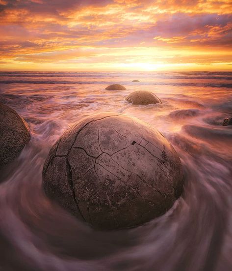 Moeraki Boulders Moeraki Boulders, Cathedral Cove, Lake Wanaka, Visit New Zealand, Sunset Silhouette, Belleza Natural, Beautiful Photography, Sunrise Sunset, Bouldering