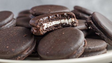 Fudge Covered Oreos (Homemade & Better Than The Original!) Fudge Covered Oreos, Easy Homemade Fudge, Oreo Fudge, Dipped Oreos, Fudge Frosting, Covered Oreos, Homemade Fudge, Family Favorite Meals, Oreo Cookies