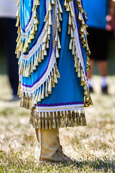 Healing Sounds of the Jingles. Very Beautiful Noise. Jingle Dress Regalia, Native American Jingle Dress, Jingle Dancer, Jingle Dress Dancer, Native Clothes, Native Patterns, Native Regalia, Powwow Regalia, Moccasin Pattern