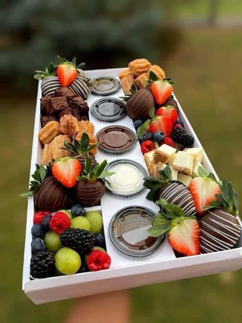 Strawberry Platter Ideas, Desert Boxes, Desert Tray, Cookie Delivery, Chocolate Covered Fruit, Dessert Platter, Catering Ideas Food, Charcuterie Inspiration, Dessert Boxes