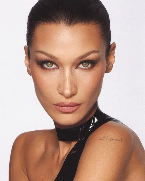 Bella 🦋 (@bellahadid) · Instagram 照片和视频 Hailey Rhode Baldwin, Fall Makeup Trend, Charlotte Tilbury Makeup, Latest Makeup Trends, Jeremy Allen White, Liquid Highlighter, Fashion And Beauty Tips, Latest Makeup, Beauty Kit