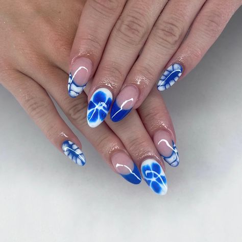 neon dark blue and white summer and spring flower almond acrylics Dark Blue Almond Nails Design, Cute Nail Designs Back To School, Summer Nails Dark Blue, Dark Blue Flower Nails, Flower Blue Nails, Dark Blue Summer Nails, Cobalt Blue Nails Designs, White Nails With Blue Design, Dark Blue And White Nails