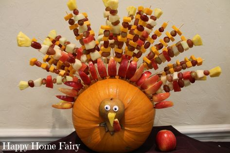 The Greatest Thanksgiving Centerpiece - Happy Home Fairy Thanksgiving Table Settings Centerpieces, Thanksgiving Play, Fruit Kabob, Fruit Turkey, Thanksgiving Fruit, Happy Home Fairy, Thanksgiving Snacks, Thanksgiving Breakfast, Fruit Centerpieces