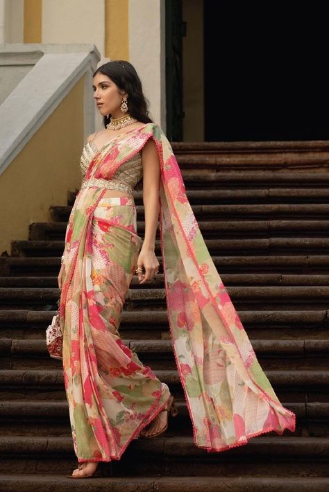 Get your A-game look on with uber-chic & stylish printed sarees for bridesmaids to set some head-turning fashion goals! Nakshi Embroidery, Pita Work, Paulmi And Harsh, Bloom With Grace, Saree Georgette, Draped Saree, Crochet Border, 1950’s Fashion, Lace Saree