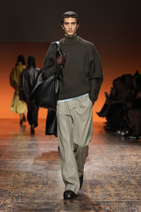 Bottega Veneta Fall 2024 Ready-to-Wear https://www.vogue.com/fashion-shows/fall-2024-ready-to-wear/bottega-veneta/slideshow/collection#9 Menswear Runway, Milano Fashion Week, Mood Board Fashion, Going Out Outfits, Fall 2024, Milan Fashion Week, Autumn Winter Fashion, Bottega Veneta, Pretty Outfits