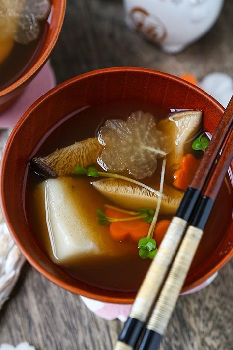 Ozoni - Japanese New Year Mochi Soup (お雑煮 ) - #japanesefood #healthyeating #souprecipes #ricecake #vegetarian | pickledplum.com Ozoni Recipe, Mochi Soup, Okinawan Recipes, Soups Healthy, Japanese New Year Food, Asian Soup Recipes, Asian Soups, Dessert Chef, Cultural Food