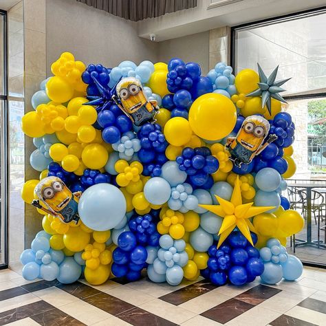 Surprise your minion lover with our super cute Minion-themed balloon wall! Perfect for bringing smiles and joy to your Minion celebration. 🎈💛 Minion Balloon Garland, Minion Balloons Decorations, Minions Themed Birthday Party, Minions Decorations, Minions Birthday Party Decorations, Minion Balloons, Minions Birthday Theme, Minions Birthday Party, Minion Decorations