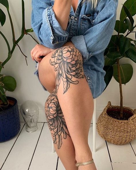 Tattoos Amazing on Instagram: “What's your favorite tattoo 1-5? • @jonnyrad_tattooer • Based in: 🇬🇧 UK, Plymouth • For booking contact tattoo artist directly…” Tattoo Knee, Tattoo Uk, Peony Tattoo, Boho Tattoos, Palm Tattoos, Hip Tattoos Women, Pretty Tattoos For Women, Peonies Tattoo, Knee Tattoo