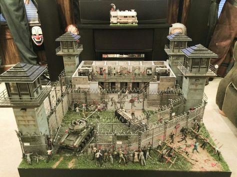 Scott Doland's Walking Dead prison diorama 6 Walking Dead Prison, Fallout 4 Settlement Ideas, Lego Custom Minifigures, Game Terrain, Zombie Survival, Wargaming Terrain, Military Diorama, Model Train Layouts, Model Making