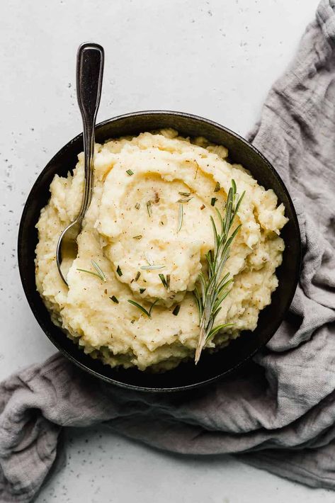 This Brown Butter Rosemary Mashed Potatoes recipe is a beautiful way to elevate your classic mashed potatoes. The browned butter pairs well with the subtle rosemary for a delicious side to any meal! Rosemary Dishes, Rosemary Mashed Potatoes, Garlic Mashed Cauliflower, Butter Mashed Potatoes, Classic Mashed Potatoes, Minimalist Baker, Vegan Thanksgiving Recipes, Easy Holiday Recipes, Mashed Potato Recipes