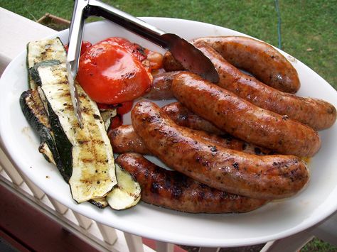 Grilled Organic Chicken Sausages and grilled vegetables.  A Fend Night Favorite from Red, Round or Green, one of my favorite blogs.  Also includes the October 2012 meal plan. Grilled Sausage Recipes, Low Carb Bbq Sauce, Chicken Sausages, Grilling Recipes Sides, Homemade Crunchwrap Supreme, Grilled Meat Recipes, Healthy Greek Yogurt, Grilled Steak Recipes, Healthy Grilling Recipes