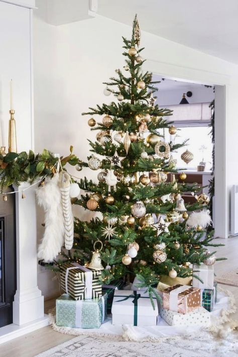 The most stunning Christmas trees -minimal christmas trees and minimal decor, winter white, red and white, faux, frosted, flocked christmas trees. Simple Christmas Decor, Christmas Tablescape, Christmas Tree Inspiration, Flocked Christmas Trees, White Christmas Decor, Cool Christmas Trees, Aesthetic Red, Christmas Inspo, Minimalist Christmas