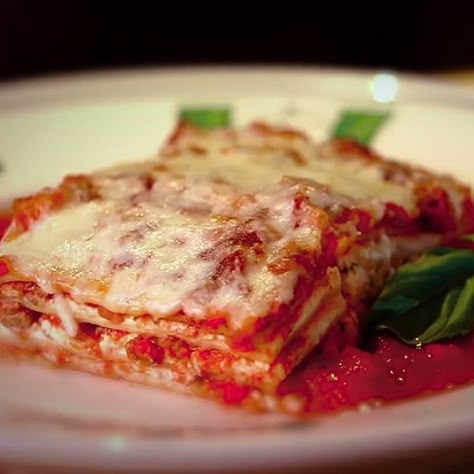 Olive Garden Lasagna, Garden Lasagna, Lasagna Gardening, Olive Garden Recipes, Popsugar Food, Copycat Restaurant Recipes, Olive Gardens, Sauce Tomate, Garden Recipes