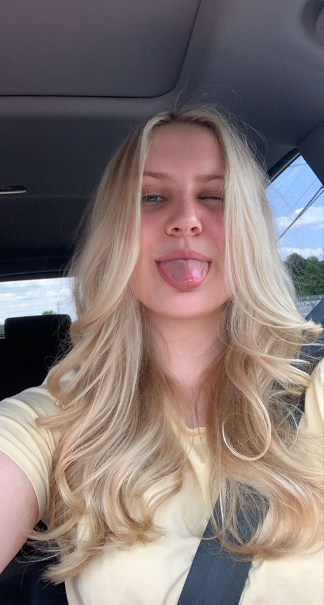 Blonde curled layered hair Curled Long Blonde Hair Hairstyles, Long Blond Curled Hair, Lightly Curled Hair, Long Blonde Blowout Hair, Long Golden Blonde Hair With Layers, Hair Without Layers, Curled Layered Hair, Blonde Long Layers, Cream Blonde Hair