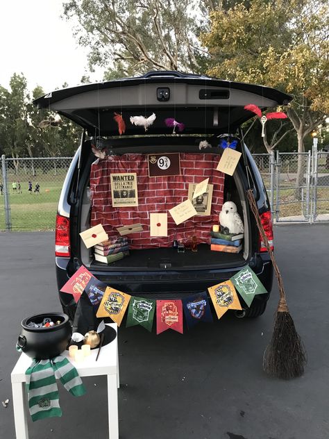 Harry Potter Trunk or Treat idea Harry Potter Trunk Or Treat, Harry Potter Trunk, Trunker Treat Ideas, Harry Potter Party Decorations, Trunk Or Treat Ideas, Cumpleaños Harry Potter, Halloween Decor Diy, Theme Harry Potter, Harry Potter Halloween